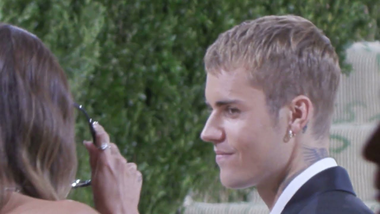 Justin & Hailey Bieber had ‘Selena’ chanted at them outside the Met Gala